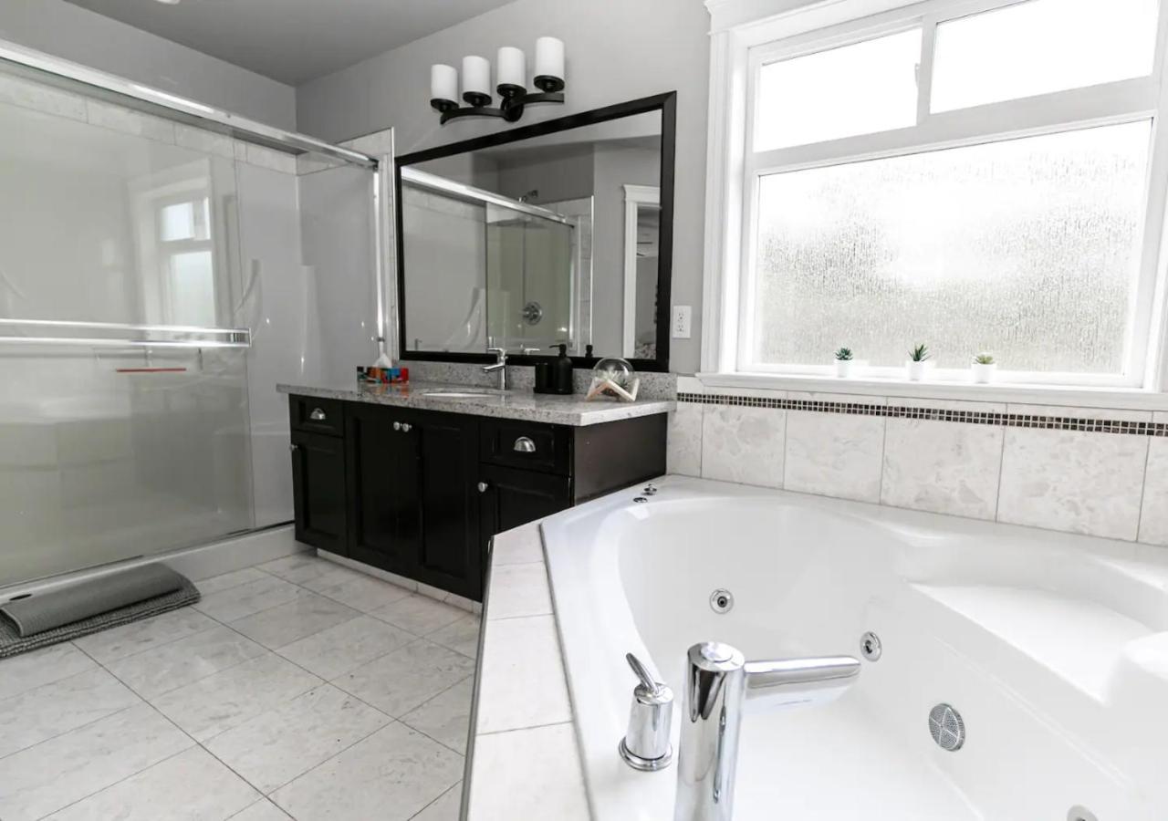 Bellamy Manor Large Home With 5Beds! In Langford Victoria Exterior photo